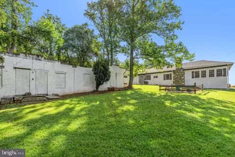 Exterior - 22540 Blue Ridge Mountain Rd, Paris, VA 20130 photo 7 of 11
