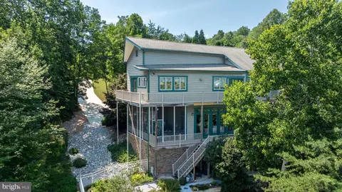 368 Penninsula Pt, Lynch Station, VA 24571