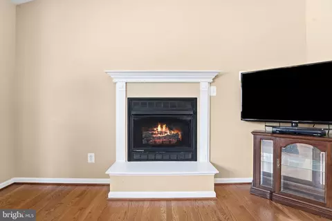 Living - 16355 Pollard Ln, Culpeper, VA 22701 photo 3 of 4