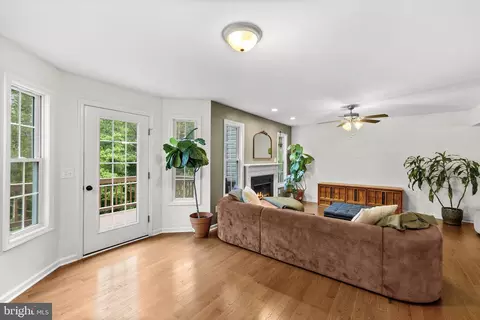 Living - 7035 Snappers Trl, Castleton, VA 22716 photo 2 of 3