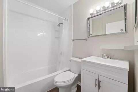 Bath - 400 Laurel St, Culpeper, VA 22701 photo 2 of 2