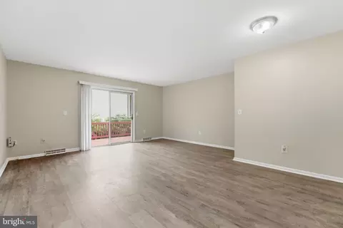 Living - 400 Laurel St, Culpeper, VA 22701 photo 2 of 2