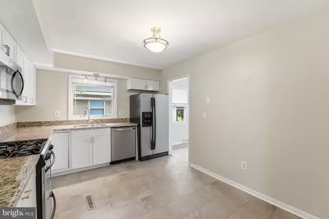 Entry Way - 400 Laurel St, Culpeper, VA 22701 photo 5 of 6
