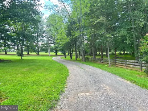 13078 Breezy Knoll Ln, Amissville, VA 20106