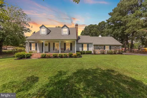 101 Lacy Ln, Bowling Green, VA 22427