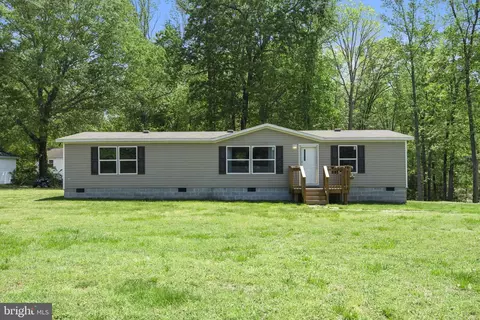 13789 Farmer Dr, Woodford, VA 22580