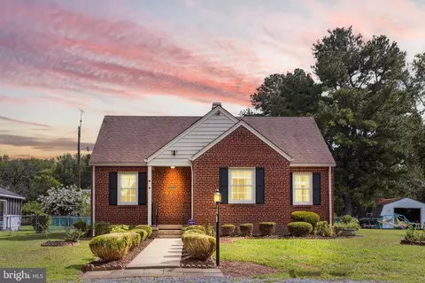 17202 Mulberry Ln, Bowling Green, VA 22427