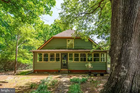 13641 Farmer Dr, Woodford, VA 22580