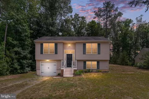 13354 Julien St, Woodford, VA 22580