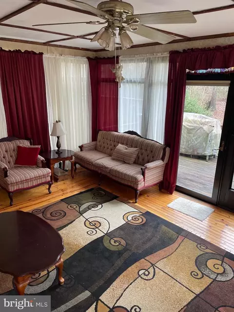 Living - 20205 White Oak Rd, Sutherland, VA 23885 photo 2 of 7