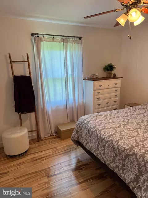 Bedroom - 21116 Leonard Dr, Sutherland, VA 23885 photo 2 of 3