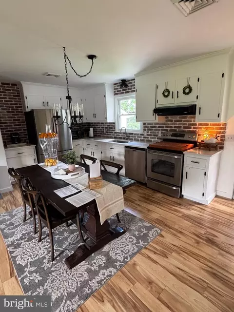 Kitchen - 21116 Leonard Dr, Sutherland, VA 23885 photo 2 of 4