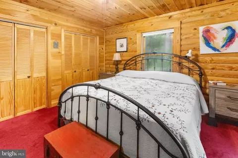 Bedroom - 466 Laurel Springs Rd, Hustle, VA 22476 photo 3 of 6