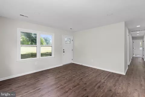 Entry Way - 10558 Tidewater Trl, Champlain, VA 22438 photo 6 of 10