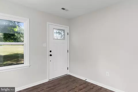 Entry Way - 10558 Tidewater Trl, Champlain, VA 22438 photo 4 of 10