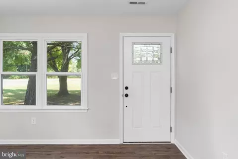 Entry Way - 10558 Tidewater Trl, Champlain, VA 22438 photo 5 of 10