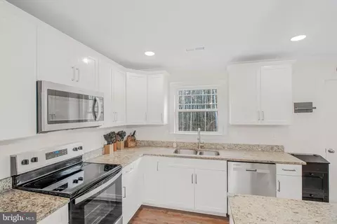 Kitchen - 831 Rose Mount Rd, Hustle, VA 22476 photo 2 of 4