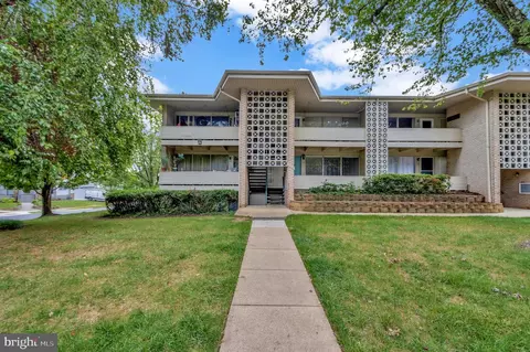 110 Birch St #B-2, Falls Church, VA 22046