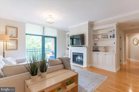 502 W Broad St #307, Falls Church, VA 22046