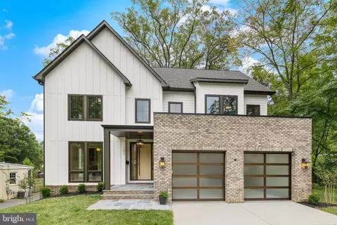702 Poplar Dr, Falls Church, VA 22046