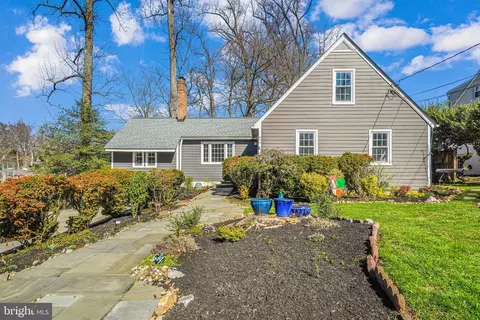 614 Knollwood Dr, Falls Church, VA 22046
