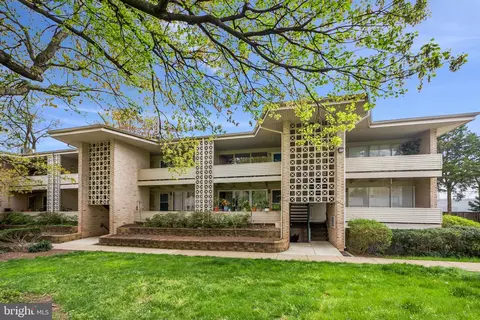 128 Haycock Rd #B-6, Falls Church, VA 22046