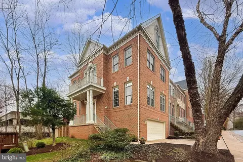 132 Rees Pl, Falls Church, VA 22046