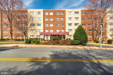 200 N Maple Ave #407, Falls Church, VA 22046