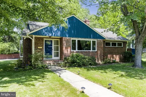 301 Pine St, Falls Church, VA 22046