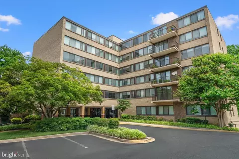 600 Roosevelt Blvd #114, Falls Church, VA 22044