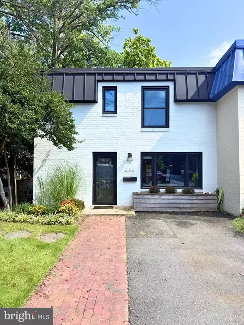 206 Great Falls St, Falls Church, VA 22046