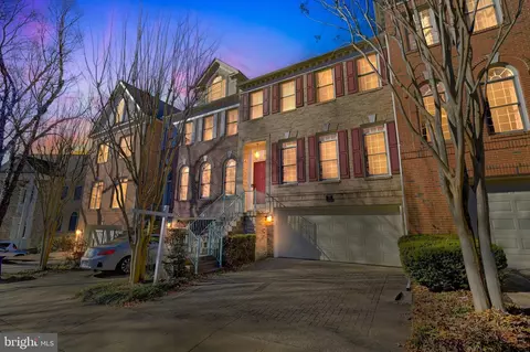 128 Rees Pl, Falls Church, VA 22046