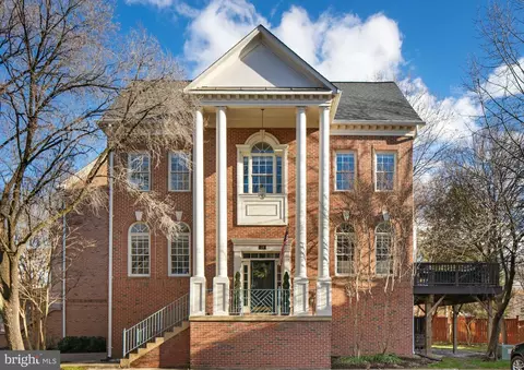 139 Rees Pl, Falls Church, VA 22046