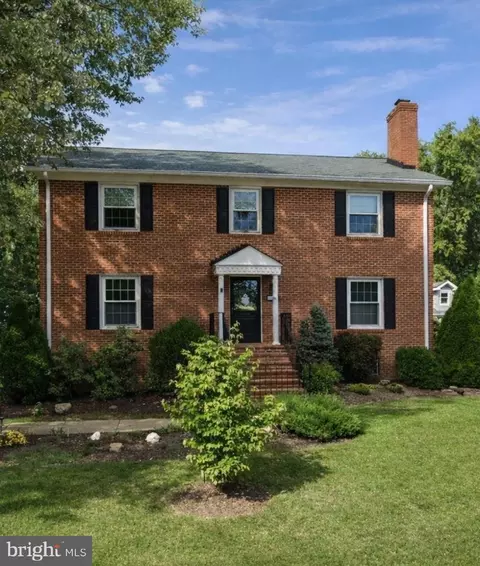607 N West St, Falls Church, VA 22046