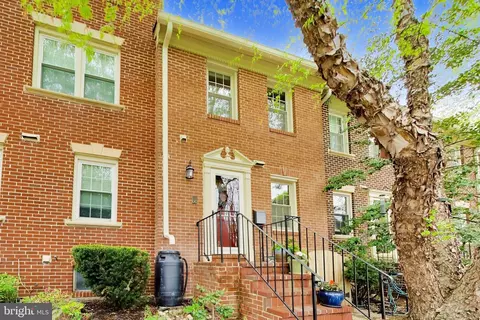115 Great Falls St, Falls Church, VA 22046