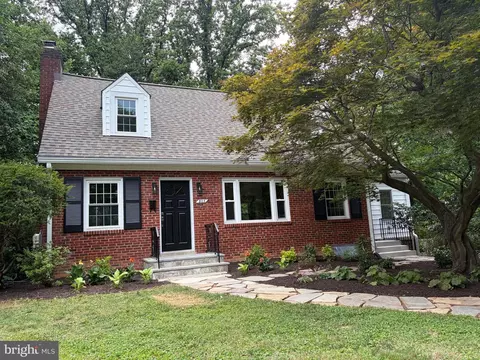 805 Ridge Pl, Falls Church, VA 22046