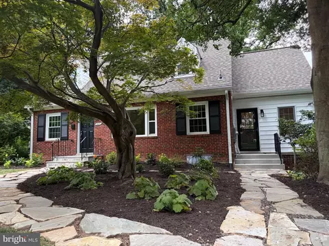 805 Ridge Pl, Falls Church, VA 22046