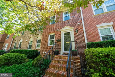 109 Great Falls St #10, Falls Church, VA 22046