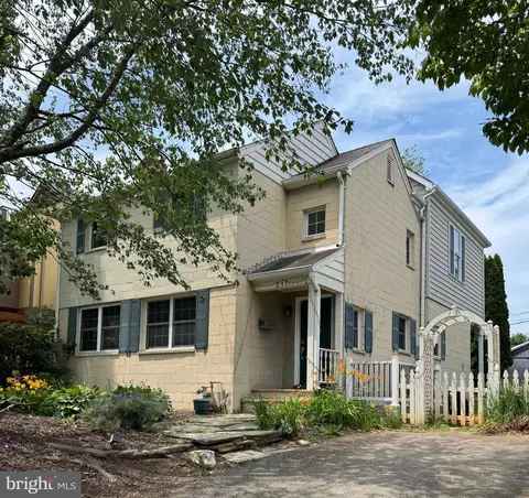 211 W Greenway Blvd W, Falls Church, VA 22046