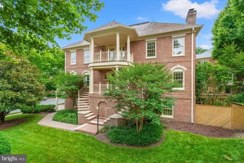126 Gresham Pl, Falls Church, VA 22046