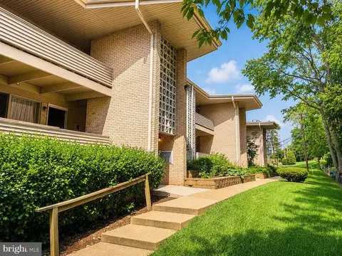 142 Birch St #C-5, Falls Church, VA 22046