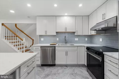 285 Gundry Dr, Falls Church, VA 22046