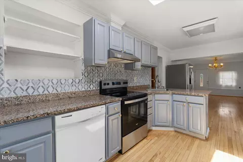 202 S Cherry St, Falls Church, VA 22042