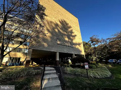 600 Roosevelt Blvd #103, Falls Church, VA 22044