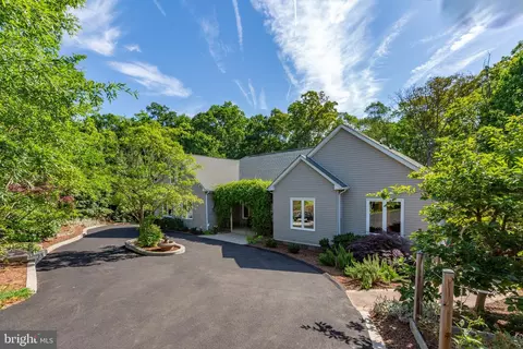 1009 Featherston Ct, Fredericksburg, VA 22401