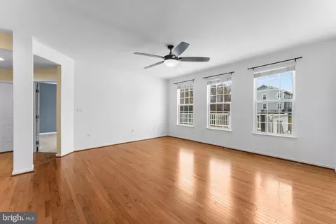 Living - 1018 Everett Ct, Fredericksburg, VA 22401 photo 3 of 5