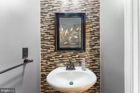Bath - 1018 Everett Ct, Fredericksburg, VA 22401 photo 1 of 2
