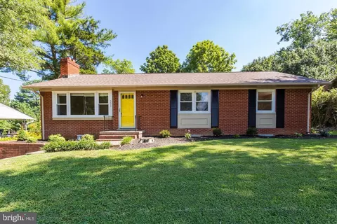 305 Stonewall Dr, Fredericksburg, VA 22401
