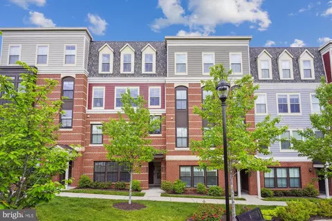 3990 Norton Pl, Fairfax, VA 22030