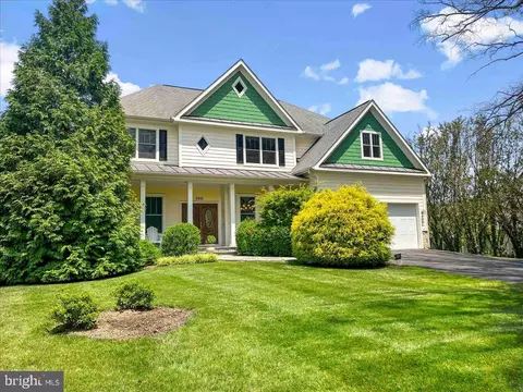 9910 Stoughton Rd, Fairfax, VA 22032